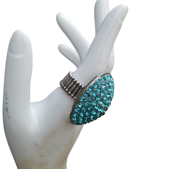 VINTAGE SILVERTONE DOME DESIGN SET WITH BLUE GLASS RHINESTONES STRETCH RING - Picture 2 of 5